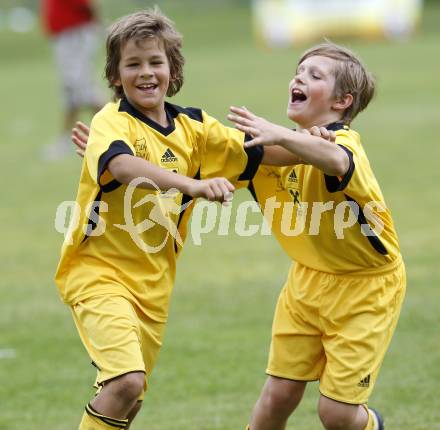 Fussball Volksschulcup. Knabenfinale. VS Voelkermarkt (Franz Mettinger Schule) gegen VS Hermagor. Torjubel VS Voelkermarkt. Steinfeld, am 16.6.2009.
Foto: Kuess
---
pressefotos, pressefotografie, kuess, qs, qspictures, sport, bild, bilder, bilddatenbank