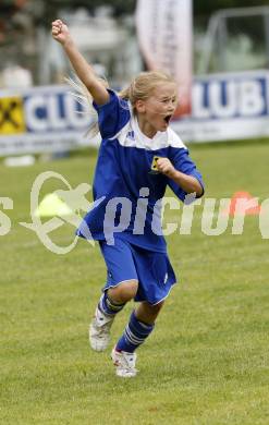 Fussball Volksschulcup. Maedchenfinale VS Ferlach gegen VS Arnoldstein. Torjubel VS Ferlach. Steinfeld, am 16.6.2009.
Foto: Kuess
---
pressefotos, pressefotografie, kuess, qs, qspictures, sport, bild, bilder, bilddatenbank