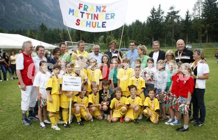 Fussball Volksschulcup. Knabenfinale. VS Voelkermarkt (Franz Mettinger Schule) gegen VS Hermagor. Sieger VS Voelkermarkt. Antonio Jakovljevic, Matej Grgic, Sebastian Luschnig, Gregor Enzi, Maximilian Miklau, Andreas Senfter, Fabian Anetitsch, Sanjin Dziho, Florian Laschkolnig, Sebastian Gaber, Johann Wriesnig, Mijat Grgic, Betreuer Mario Kuester. Steinfeld, am 16.6.2009.
Foto: Kuess
---
pressefotos, pressefotografie, kuess, qs, qspictures, sport, bild, bilder, bilddatenbank