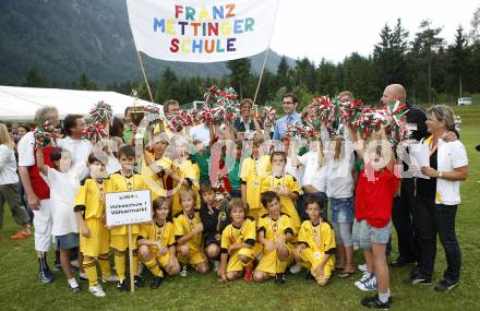 Fussball Volksschulcup. Knabenfinale. VS Voelkermarkt (Franz Mettinger Schule) gegen VS Hermagor. Sieger VS Voelkermarkt. Antonio Jakovljevic, Matej Grgic, Sebastian Luschnig, Gregor Enzi, Maximilian Miklau, Andreas Senfter, Fabian Anetitsch, Sanjin Dziho, Florian Laschkolnig, Sebastian Gaber, Johann Wriesnig, Mijat Grgic, Betreuer Mario Kuester. Steinfeld, am 16.6.2009.
Foto: Kuess
---
pressefotos, pressefotografie, kuess, qs, qspictures, sport, bild, bilder, bilddatenbank