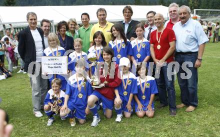 Fussball Volksschulcup. Knabenfinale. VS Voelkermarkt (Franz Mettinger Schule) gegen VS Hermagor. Sieger VS Ferlach. Chiara Baumgartner,  Kristin Geiger, Adelisa Joldic, Nadine Just, Sandra Schaunik, Sarah Schepul, Larissa Udermann, Tina Koller, Julia Mack, Michaelle Schmautz, Betreuer Heribert Kulmesch. Steinfeld, am 16.6.2009.
Foto: Kuess
---
pressefotos, pressefotografie, kuess, qs, qspictures, sport, bild, bilder, bilddatenbank