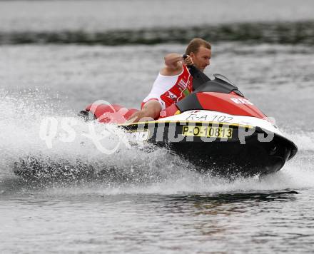 Decathlon. Promi Jet Ski Rennen. Achim Moertl. St. Kanzian, am 20.6.2009.
Foto: Kuess
---
pressefotos, pressefotografie, kuess, qs, qspictures, sport, bild, bilder, bilddatenbank