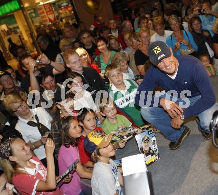 Schi Alpin. Hermann Maier. PR Termin in Raiffeisenlandesbank Kaernten. Hermann Maier mit Fans. Klagenfurt, am 20.6.2009.
Foto: Kuess
---
pressefotos, pressefotografie, kuess, qs, qspictures, sport, bild, bilder, bilddatenbank