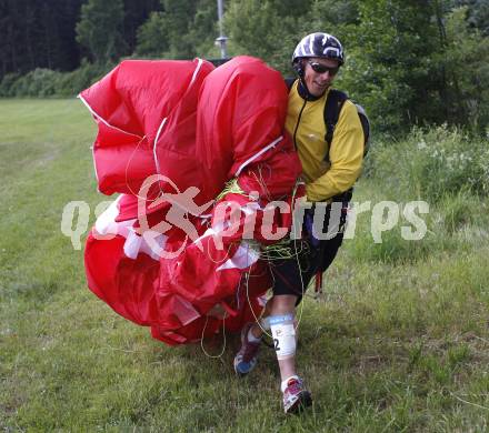 X-Terra Decathlon. Paragleiten. Gottfried Kaschnig. Voelkermarkt, am 21.6.2009.
Foto: Kuess
---
pressefotos, pressefotografie, kuess, qs, qspictures, sport, bild, bilder, bilddatenbank