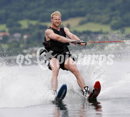 Eishockey Bundesliga. Training VSV. Wasserschi. Guenther Lanzinger. Ossiach, am 26.6.2009.
Foto: Kuess
---
pressefotos, pressefotografie, kuess, qs, qspictures, sport, bild, bilder, bilddatenbank