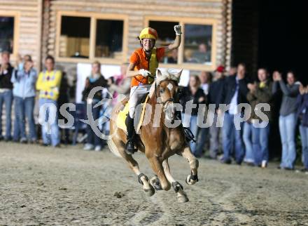 Reitsport. Reiten. Internationale Reitsporttage Maria Woerth. Guiness Weltrekordversuch. Haflinger Weltrekordspringen. 161 cm. Nicole Stangl (AUT). Jubel nach gelungenem Weltrekordsprung. Maria Woerth, am 27.6.2009.
Foto: Kuess
---
pressefotos, pressefotografie, kuess, qs, qspictures, sport, bild, bilder, bilddatenbank