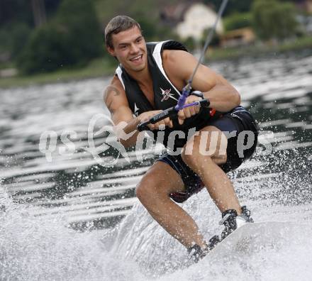 Eishockey Bundesliga. Training VSV. Wasserschi. Thomas Raffl. Ossiach, am 26.6.2009.
Foto: Kuess
---
pressefotos, pressefotografie, kuess, qs, qspictures, sport, bild, bilder, bilddatenbank