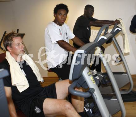 Fussball Bundesliga. Trainingslager SK Austria Kaernten. Thomas Riedl, Sandro, Modou Jagne. Bad Bleiberg, am 25.6.2009.
Foto: Kuess
---
pressefotos, pressefotografie, kuess, qs, qspictures, sport, bild, bilder, bilddatenbank