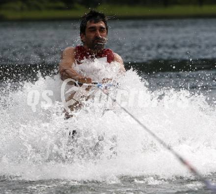 Eishockey Bundesliga. Training VSV. Wasserschi. Gert Prohaska. Ossiach, am 26.6.2009.
Foto: Kuess
---
pressefotos, pressefotografie, kuess, qs, qspictures, sport, bild, bilder, bilddatenbank