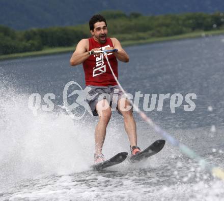 Eishockey Bundesliga. Training VSV. Wasserschi. Gert Prohaska. Ossiach, am 26.6.2009.
Foto: Kuess
---
pressefotos, pressefotografie, kuess, qs, qspictures, sport, bild, bilder, bilddatenbank