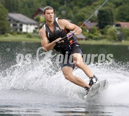 Eishockey Bundesliga. Training VSV. Wasserschi. Thomas Raffl. Ossiach, am 26.6.2009.
Foto: Kuess
---
pressefotos, pressefotografie, kuess, qs, qspictures, sport, bild, bilder, bilddatenbank