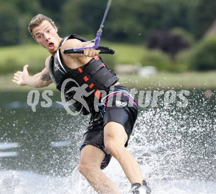 Eishockey Bundesliga. Training VSV. Wasserschi. Thomas Raffl. Ossiach, am 26.6.2009.
Foto: Kuess
---
pressefotos, pressefotografie, kuess, qs, qspictures, sport, bild, bilder, bilddatenbank