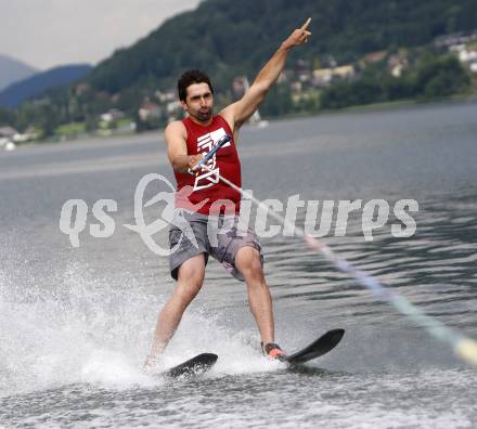 Eishockey Bundesliga. Training VSV. Wasserschi. Gert Prohaska. Ossiach, am 26.6.2009.
Foto: Kuess
---
pressefotos, pressefotografie, kuess, qs, qspictures, sport, bild, bilder, bilddatenbank