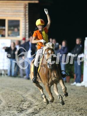 Reitsport. Reiten. Internationale Reitsporttage Maria Woerth. Guiness Weltrekordversuch. Haflinger Weltrekordspringen. 161 cm. Nicole Stangl (AUT). Jubel nach gelungenem Weltrekordsprung. Maria Woerth, am 27.6.2009.
Foto: Kuess
---
pressefotos, pressefotografie, kuess, qs, qspictures, sport, bild, bilder, bilddatenbank