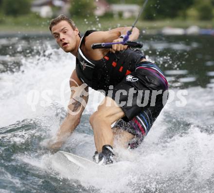 Eishockey Bundesliga. Training VSV. Wasserschi. Thomas Raffl. Ossiach, am 26.6.2009.
Foto: Kuess
---
pressefotos, pressefotografie, kuess, qs, qspictures, sport, bild, bilder, bilddatenbank