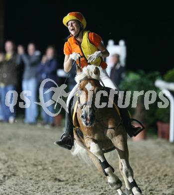 Reitsport. Reiten. Internationale Reitsporttage Maria Woerth. Guiness Weltrekordversuch. Haflinger Weltrekordspringen. 161 cm. Nicole Stangl (AUT). Jubel nach gelungenem Weltrekordsprung. Maria Woerth, am 27.6.2009.
Foto: Kuess
---
pressefotos, pressefotografie, kuess, qs, qspictures, sport, bild, bilder, bilddatenbank