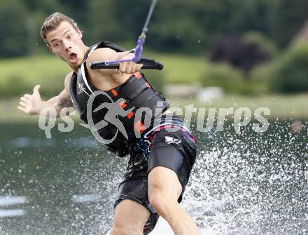 Eishockey Bundesliga. Training VSV. Wasserschi. Thomas Raffl. Ossiach, am 26.6.2009.
Foto: Kuess
---
pressefotos, pressefotografie, kuess, qs, qspictures, sport, bild, bilder, bilddatenbank