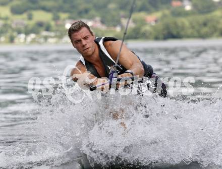 Eishockey Bundesliga. Training VSV. Wasserschi. Thomas Raffl. Ossiach, am 26.6.2009.
Foto: Kuess
---
pressefotos, pressefotografie, kuess, qs, qspictures, sport, bild, bilder, bilddatenbank