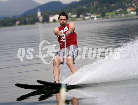 Eishockey Bundesliga. Training VSV. Wasserschi. Gert Prohaska. Ossiach, am 26.6.2009.
Foto: Kuess
---
pressefotos, pressefotografie, kuess, qs, qspictures, sport, bild, bilder, bilddatenbank