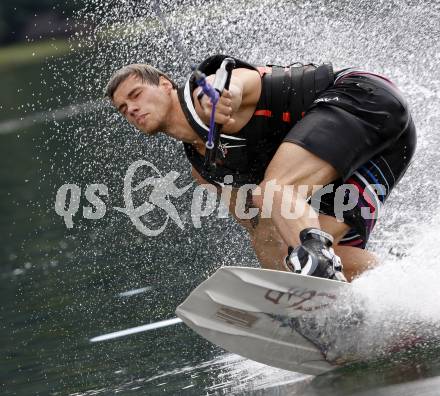 Eishockey Bundesliga. Training VSV. Wasserschi. Thomas Raffl. Ossiach, am 26.6.2009.
Foto: Kuess
---
pressefotos, pressefotografie, kuess, qs, qspictures, sport, bild, bilder, bilddatenbank