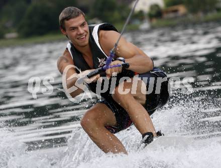 Eishockey Bundesliga. Training VSV. Wasserschi. Thomas Raffl. Ossiach, am 26.6.2009.
Foto: Kuess
---
pressefotos, pressefotografie, kuess, qs, qspictures, sport, bild, bilder, bilddatenbank