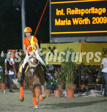 Reitsport. Reiten. Internationale Reitsporttage Maria Woerth. Guiness Weltrekordversuch. Haflinger Weltrekordspringen. 161 cm. Nicole Stangl (AUT). Maria Woerth, am 27.6.2009.
Foto: Kuess
---
pressefotos, pressefotografie, kuess, qs, qspictures, sport, bild, bilder, bilddatenbank