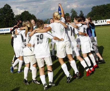 Frauenfussball. Kaerntner Meisterschaft. St. Veit/Glanegg 2 gegen FC Feldkirchen. Jubel St. Veit/Glanegg. Anna Carinas kristler, Natalie Wascher, Andrea Hintermann, Katharina Novak, Anja Hildegard Puggl, Bettina Mayer, Andrea Partl, Nina Struger, Anja Wutte,  Alina Maria Pirker, Daniela Drolle, Michaela Wrulich, Trainer Mario Vollack. Glanegg, am 4.7.2009.
Foto: Kuess

---
pressefotos, pressefotografie, kuess, qs, qspictures, sport, bild, bilder, bilddatenbank