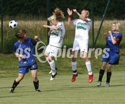 Frauenfussball Kaerntner Meisterschaft. St. Veit/Glanegg 2 gegen FC Feldkirchen. Andrea Partl, Bettina Mayer (St. Veit/Glanegg), Claudia Striessnig (Feldkirchen). Glanegg, am 4.7.2009.
Foto: Kuess
---
pressefotos, pressefotografie, kuess, qs, qspictures, sport, bild, bilder, bilddatenbank