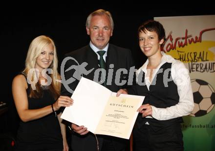 Kaerntner Fussballverband. Meisterehrung. Landeshauptmann Gerhard Doerfler, Andrea Partl, Verena Goetzhaber (FC St. Veit/Glanegg). Velden, am 7.7.2009.
Foto: Kuess
---
pressefotos, pressefotografie, kuess, qs, qspictures, sport, bild, bilder, bilddatenbank