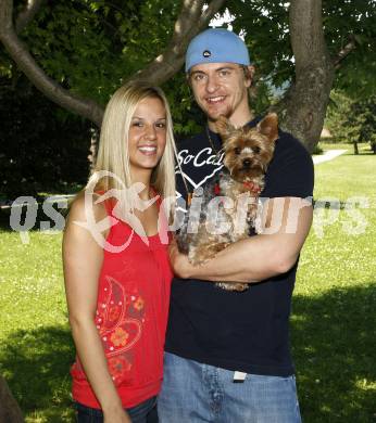 Eishockey.  Michael Grabner mit Freundin Heather. Villach, 8.7.2009.
Foto: Kuess
---
pressefotos, pressefotografie, kuess, qs, qspictures, sport, bild, bilder, bilddatenbank