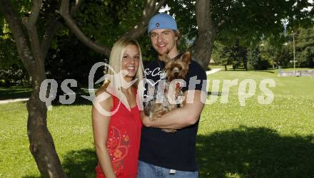 Eishockey Bundesliga. VSV. Michael Grabner mit Freundin Heather. Villach, 8.7.2009.
Foto: Kuess
---
pressefotos, pressefotografie, kuess, qs, qspictures, sport, bild, bilder, bilddatenbank