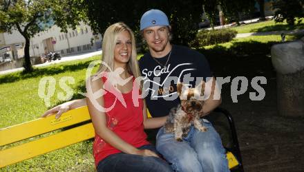 Eishockey Bundesliga. VSV. Michael Grabner mit Freundin Heather. Villach, 8.7.2009.
Foto: Kuess
---
pressefotos, pressefotografie, kuess, qs, qspictures, sport, bild, bilder, bilddatenbank