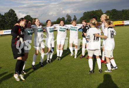 Frauenfussball. Kaerntner Meisterschaft. St. Veit/Glanegg 2 gegen FC Feldkirchen. Jubel St. Veit/Glanegg. Anna Carinas kristler, Natalie Wascher, Andrea Hintermann, Katharina Novak, Anja Hildegard Puggl, Bettina Mayer, Andrea Partl, Nina Struger, Anja Wutte,  Alina Maria Pirker, Daniela Drolle, Michaela Wrulich, Trainer Mario Vollack. Glanegg, am 4.7.2009.
Foto: Kuess

---
pressefotos, pressefotografie, kuess, qs, qspictures, sport, bild, bilder, bilddatenbank