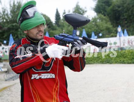 Fussball Bundesliga. SK Austria Kaernten. Paintball. Oliver Pusztai. Schreckendorf, am 7.7.2009.
Foto: Kuess
---
pressefotos, pressefotografie, kuess, qs, qspictures, sport, bild, bilder, bilddatenbank