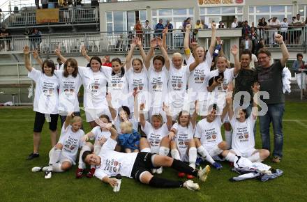 Frauenfussball. Kaerntner Meisterschaft. St. Veit/Glanegg 2 gegen FC Feldkirchen. Jubel St. Veit/Glanegg. Anna Carinas kristler, Natalie Wascher, Andrea Hintermann, Katharina Novak, Anja Hildegard Puggl, Bettina Mayer, Andrea Partl, Nina Struger, Anja Wutte,  Alina Maria Pirker, Daniela Drolle, Michaela Wrulich, Trainer Mario Vollack. Glanegg, am 4.7.2009.
Foto: Kuess
---
pressefotos, pressefotografie, kuess, qs, qspictures, sport, bild, bilder, bilddatenbank