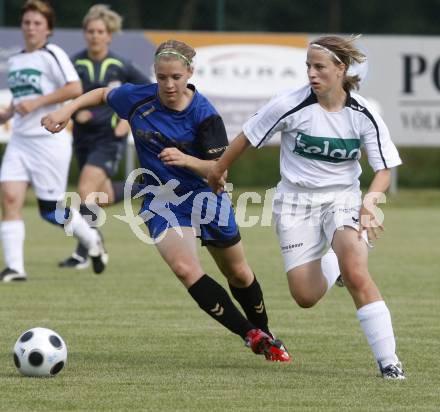 Frauenfussball Kaerntner Meisterschaft. St. Veit/Glanegg 2 gegen FC Feldkirchen. Anja Wutte (St. Veit/Glanegg), Anna Mramor (Feldkirchen). Glanegg, am 4.7.2009.
Foto: Kuess
---
pressefotos, pressefotografie, kuess, qs, qspictures, sport, bild, bilder, bilddatenbank