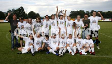 Frauenfussball. Kaerntner Meisterschaft. St. Veit/Glanegg 2 gegen FC Feldkirchen. Jubel St. Veit/Glanegg. Anna Carinas kristler, Natalie Wascher, Andrea Hintermann, Katharina Novak, Anja Hildegard Puggl, Bettina Mayer, Andrea Partl, Nina Struger, Anja Wutte,  Alina Maria Pirker, Daniela Drolle, Michaela Wrulich, Trainer Mario Vollack. Glanegg, am 4.7.2009.
Foto: Kuess

---
pressefotos, pressefotografie, kuess, qs, qspictures, sport, bild, bilder, bilddatenbank