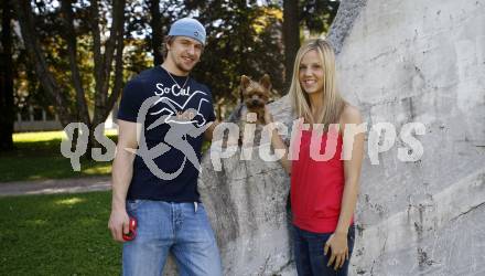 Eishockey Bundesliga. VSV. Michael Grabner mit Freundin Heather. Villach, 8.7.2009.
Foto: Kuess
---
pressefotos, pressefotografie, kuess, qs, qspictures, sport, bild, bilder, bilddatenbank