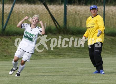 Frauenfussball Kaerntner Meisterschaft. St. Veit/Glanegg 2 gegen FC Feldkirchen. Torjubel Andrea Partl (St. Veit/Glanegg), Tanja Kienberger (Feldkirchen). Glanegg, am 4.7.2009.
Foto: Kuess
---
pressefotos, pressefotografie, kuess, qs, qspictures, sport, bild, bilder, bilddatenbank