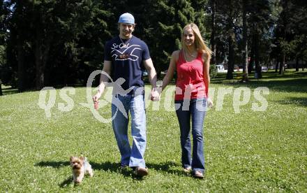 Eishockey Bundesliga. VSV. Michael Grabner mit Freundin Heather. Villach, 8.7.2009.
Foto: Kuess
---
pressefotos, pressefotografie, kuess, qs, qspictures, sport, bild, bilder, bilddatenbank