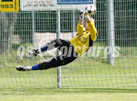 Fussball. Villacher Stadtpokal. FC Seebach gegen Maria Gail. Dennis Kuess (Seebach). Landskron, am 11.7.2009.
Foto: Kuess
---
pressefotos, pressefotografie, kuess, qs, qspictures, sport, bild, bilder, bilddatenbank