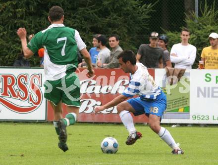 Fussball. Villacher Stadtpokal. Landskron gegen VSV.  (Landskron), Philipp Weissenberger (VSV). Landskron, am 11.7.2009.
Foto: Kuess
---
pressefotos, pressefotografie, kuess, qs, qspictures, sport, bild, bilder, bilddatenbank