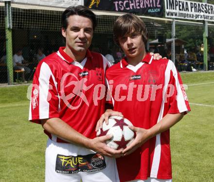 Fussball. Villacher Stadtpokal. FC Seebach gegen Maria Gail. Vater und Sohn zum ersten Mal gemeinsam in der Kampfmannschaft. Luca und Andre Croatto. Landskron, am 11.7.2009.
Foto: Kuess
---
pressefotos, pressefotografie, kuess, qs, qspictures, sport, bild, bilder, bilddatenbank