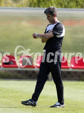 Fussball Bundesliga. Trainingslager 1. FC Koeln. Trainer Zvonimir Soldo. Velden, am 14.7.2009.
Foto: Kuess
---
pressefotos, pressefotografie, kuess, qs, qspictures, sport, bild, bilder, bilddatenbank