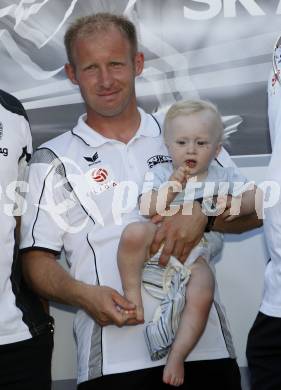 Fussball Bundesliga. Mannschaftspraesentation SK Austria Kaernten. Co-Trainer Roman Stary mit Nachwuchs. Klagenfurt, am 13.7.2009.
Foto: Kuess
---
pressefotos, pressefotografie, kuess, qs, qspictures, sport, bild, bilder, bilddatenbank