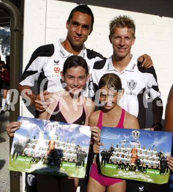 Fussball Bundesliga. Mannschaftspraesentation SK Austria Kaernten. Martin Zivby, Thomas Hinum mit Fans. Klagenfurt, am 13.7.2009.
Foto: Kuess
---
pressefotos, pressefotografie, kuess, qs, qspictures, sport, bild, bilder, bilddatenbank