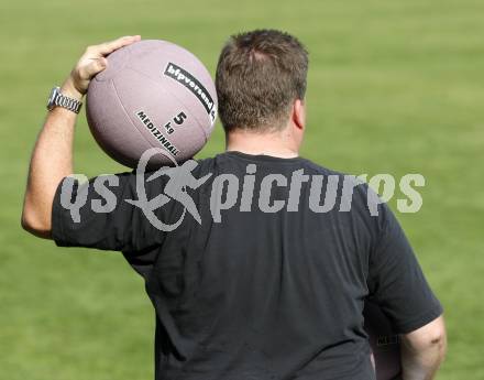 Fussball Bundesliga. Trainingslager 1. FC Koeln. Zeugwart mit Medizinball. Velden, am 14.7.2009.
Foto: Kuess
---
pressefotos, pressefotografie, kuess, qs, qspictures, sport, bild, bilder, bilddatenbank