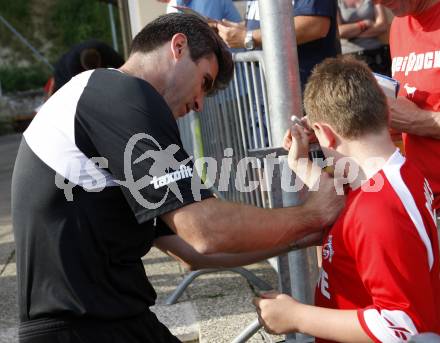 Fussball Bundesliga. Trainingslager 1. FC Koeln. Trainer Zvonimir Soldo schreibt Autogramme. Velden, am 14.7.2009.
Foto: Kuess
---
pressefotos, pressefotografie, kuess, qs, qspictures, sport, bild, bilder, bilddatenbank