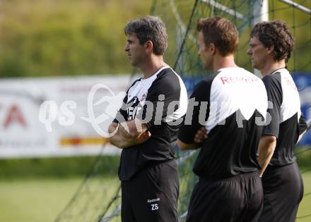 Fussball Bundesliga. Trainingslager 1. FC Koeln. Trainer Zvonimir Soldo. Velden, am 14.7.2009.
Foto: Kuess
---
pressefotos, pressefotografie, kuess, qs, qspictures, sport, bild, bilder, bilddatenbank