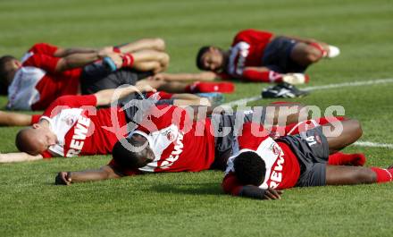 Fussball Bundesliga. Trainingslager 1. FC Koeln. Stretching. Velden, am 14.7.2009.
Foto: Kuess
---
pressefotos, pressefotografie, kuess, qs, qspictures, sport, bild, bilder, bilddatenbank